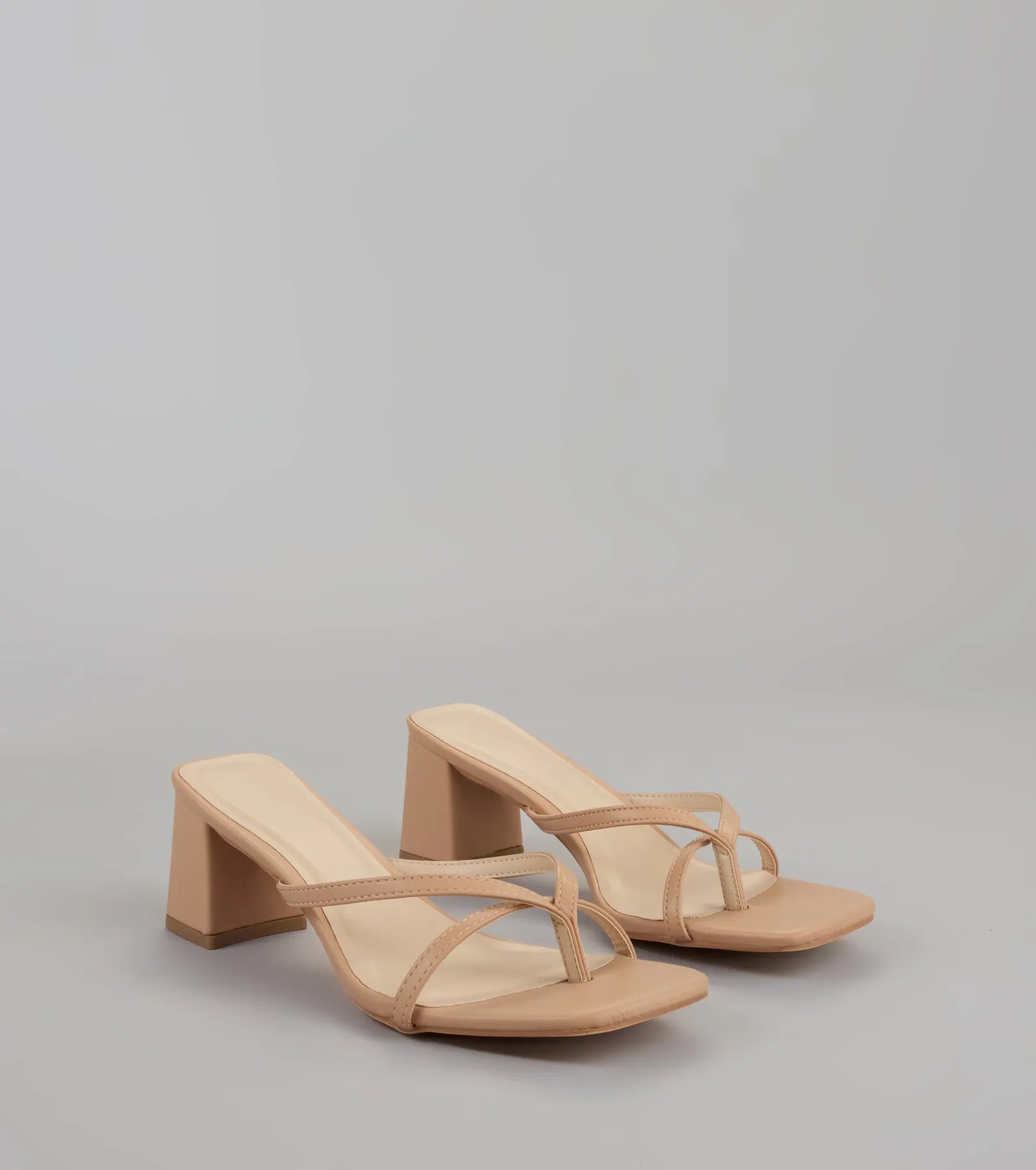 Can't Talk, Busy Strutting Block Heel Mules